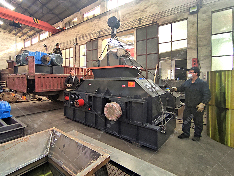 1200x800大型對輥破碎制砂機發往河南洛陽